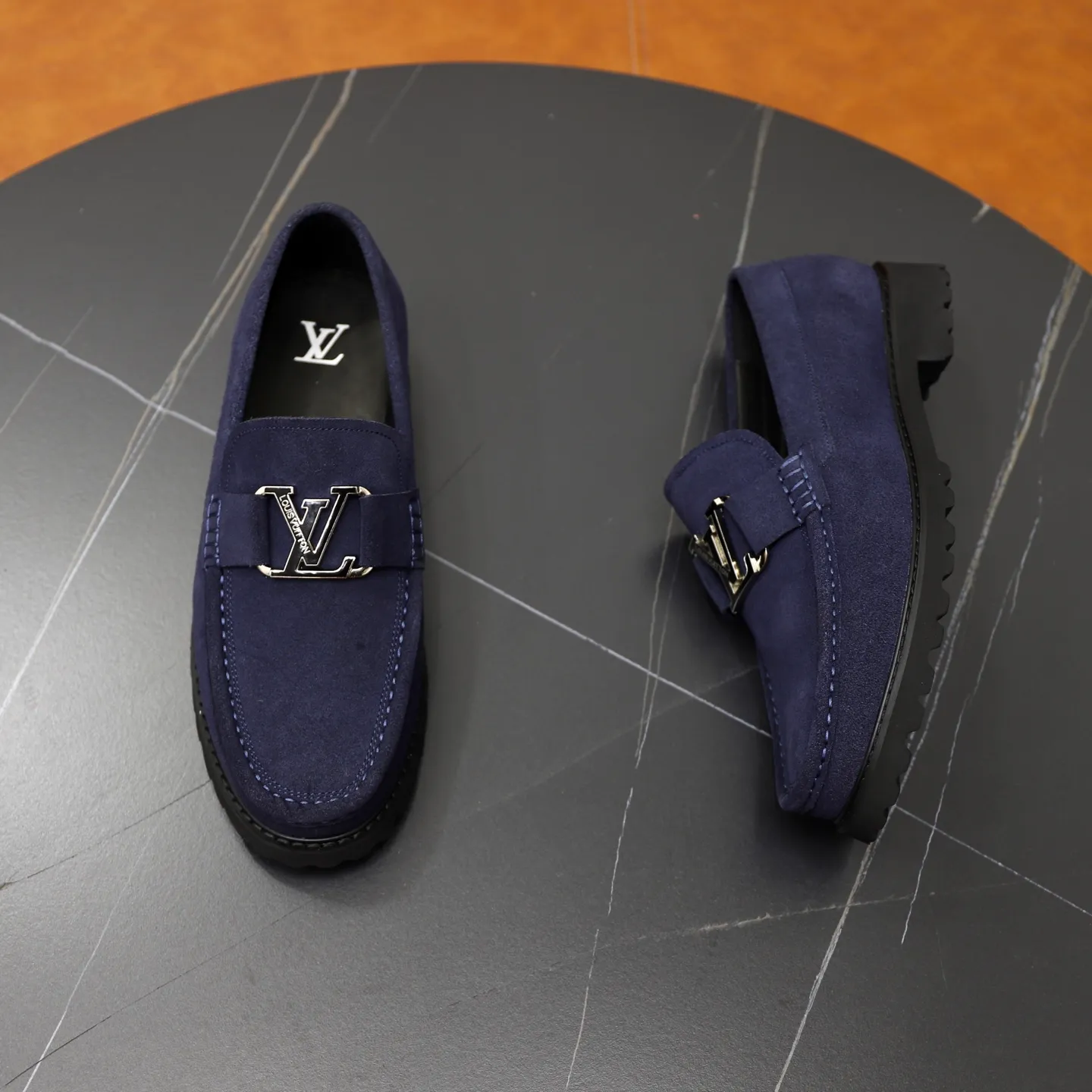 Ex-factory price: 600💰Louis Vuitton LV men's classic Oxford shoes, men's business formal boutique leather shoes, classic style, almond kernel exquisite toe, ultimate art, the whole shoe is made of imported cow leather (open edge beads), carefully selected, fine pores, excellent gloss, soft texture, strong toughness, durable and not easy to deform, apricot fetal cowhide leather lining, soft and comfortable, sweat-absorbent and breathable. Foam outsole, original box and dust bag packaging! Size: 38–44 (45/46 customized)